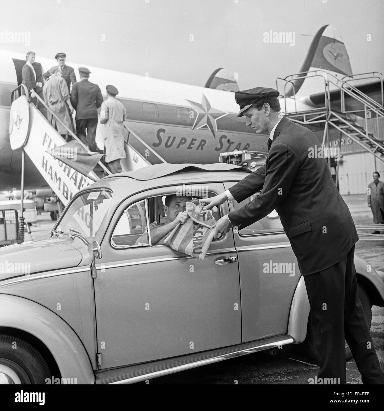 VW Käfer Botenwagen als ein für die Tagesschau Am Flughafen Hamburg, Deutschland 1950er Jahre. Une coccinelle Volkswagen que la messagerie Banque D'Images