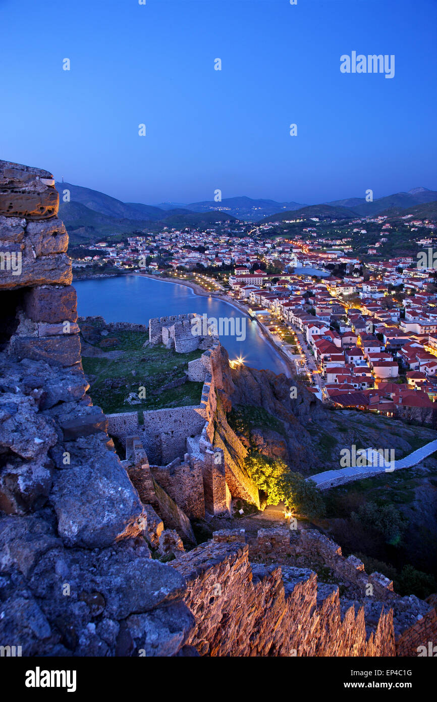 Vue partielle de la ville de Myrina ('Romeikos Gialos' ) et son château, ('Lemnos Limnos'), l'île Nord Egée, Grèce. Banque D'Images