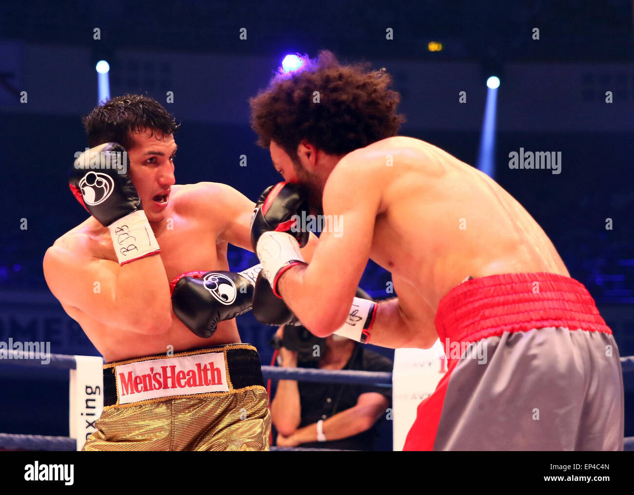 9 mai 2015 - Frankfurt/Main, Allemagne - de gauche Jack Culcay, Maurice Weber, .Super Poids moyen la moitié de boxe Championnat du monde WBA Intérimaire,.Jack Culcay (Ger/EQU) vs Maurice Weber (Ger/Tun), .Frankfurt/Main, Festhalle, Mai 09, 2015, .Jack Culcay rencontre à son 21e combat professionnel (19 victoires, 1 combat perdu) à Maurice Weber, (21 victoires, un combat perdu et un tirage),.enfin Culcay gagne avec 3:0 voix de l'arbitre (crédit Image : © Wolfgang Fehrmann/Wolfgang Fehrmann/Zuma sur le fil) Banque D'Images