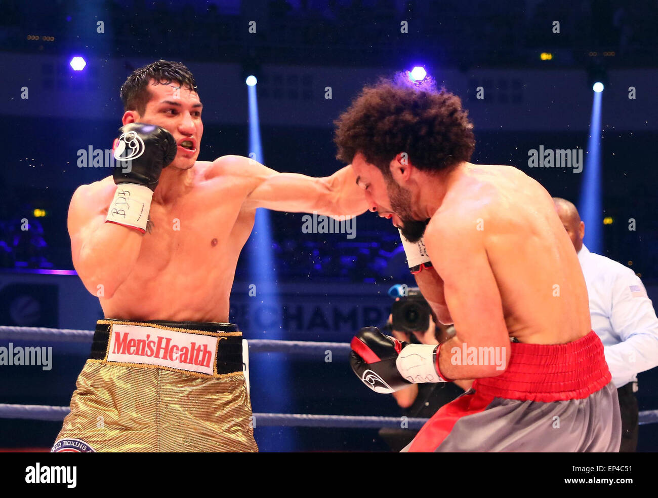 9 mai 2015 - Frankfurt/Main, Allemagne - de gauche Jack Culcay, Maurice Weber, .Super Poids moyen la moitié de boxe Championnat du monde WBA Intérimaire,.Jack Culcay (Ger/EQU) vs Maurice Weber (Ger/Tun), .Frankfurt/Main, Festhalle, Mai 09, 2015, .Jack Culcay rencontre à son 21e combat professionnel (19 victoires, 1 combat perdu) à Maurice Weber, (21 victoires, un combat perdu et un tirage),.enfin Culcay gagne avec 3:0 voix de l'arbitre (crédit Image : © Wolfgang Fehrmann/Wolfgang Fehrmann/Zuma sur le fil) Banque D'Images