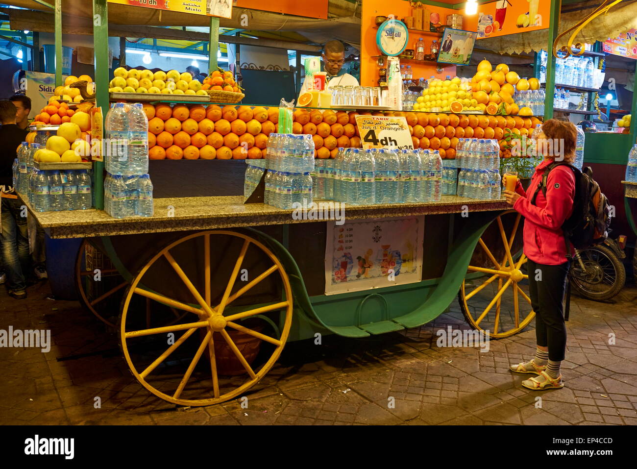 Vendeur de jus d'Orange au bazar de nuit et de stands de nourriture à la place Jamaa el Fna, Marrakech Medina. Maroc Banque D'Images