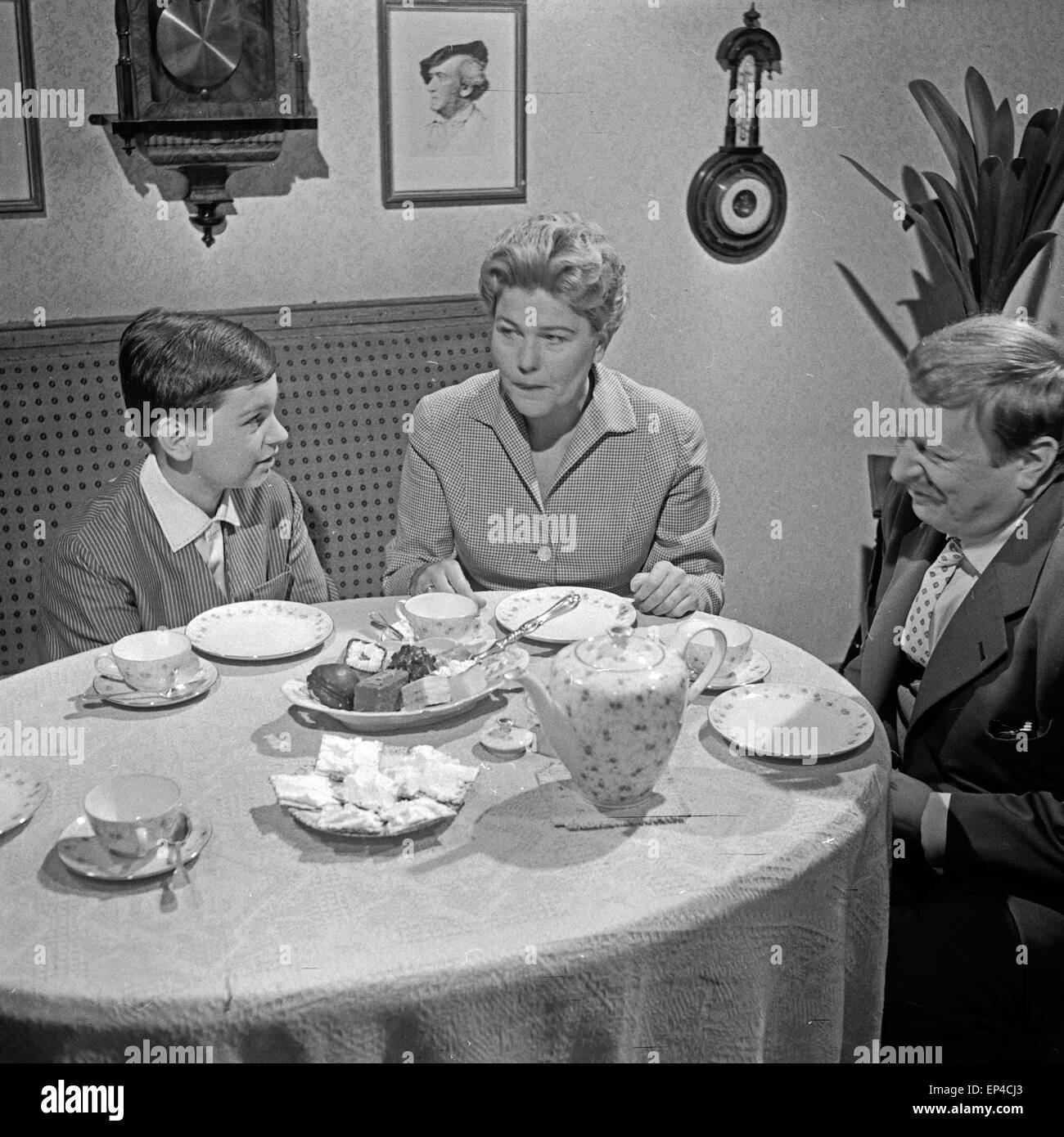 Unsere Nachbarn heute abend - Familie Schölermann, Deutschland 1954 - 1960, Fernsehserie, Regie : Ruprecht Essberger, acteurs : Banque D'Images