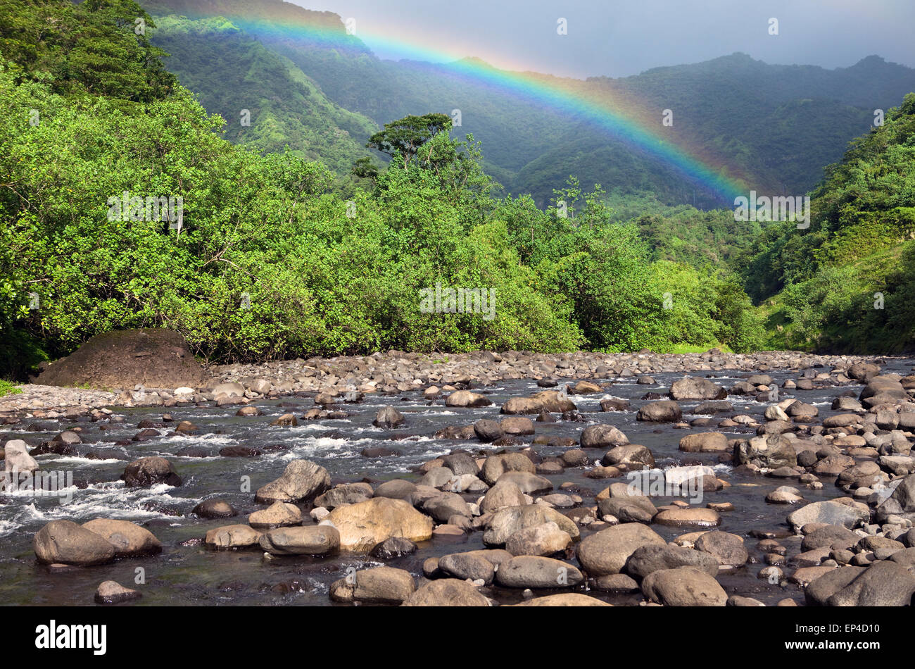 Tahiti. Polynésie française. Montagne, rivière et rainbow Banque D'Images