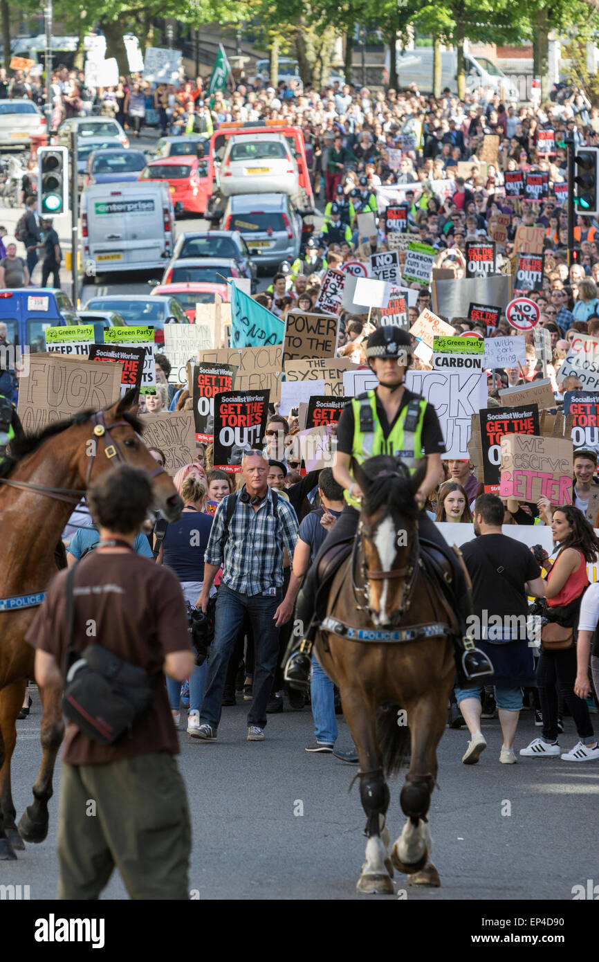 Bristol, Royaume-Uni, le 13 mai, 2015. Les protestataires prennent part à l'absence de démonstration des coupes le long de la rue du Parc,Bristol. Banque D'Images