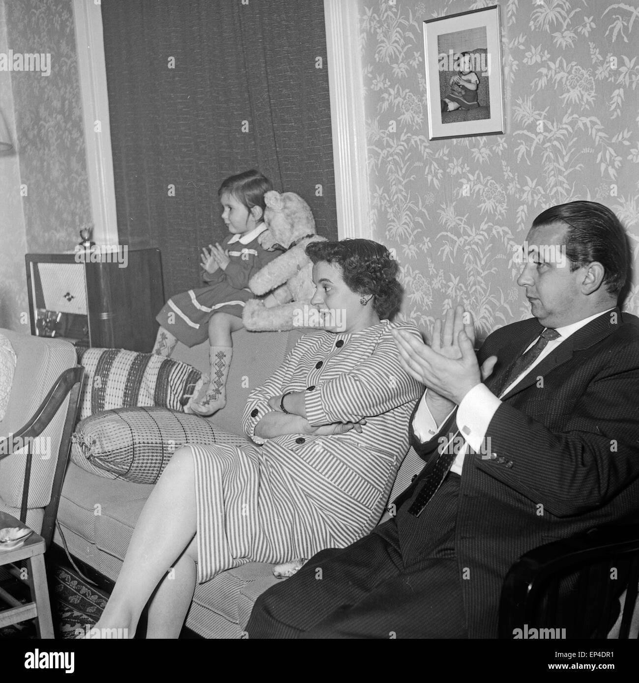 Die Familie trifft sich zum Fernsehabend, 1950er Jahre Deutschland. Famille se rencontre pour regarder la télévision, de l'Allemagne des années 1950. Banque D'Images