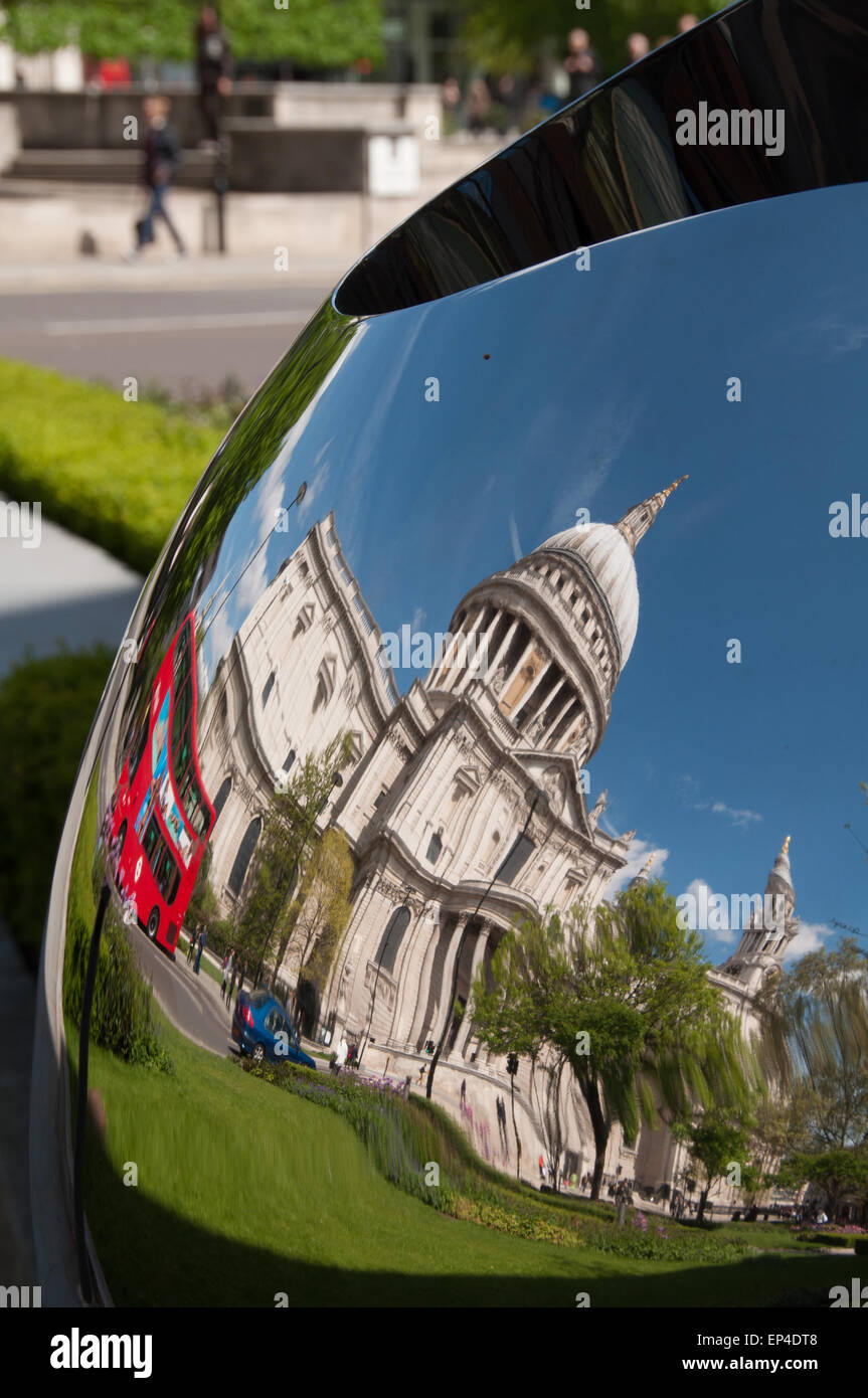 La Cathédrale St Paul réflexion dans mirror ball, Londres, Angleterre Banque D'Images