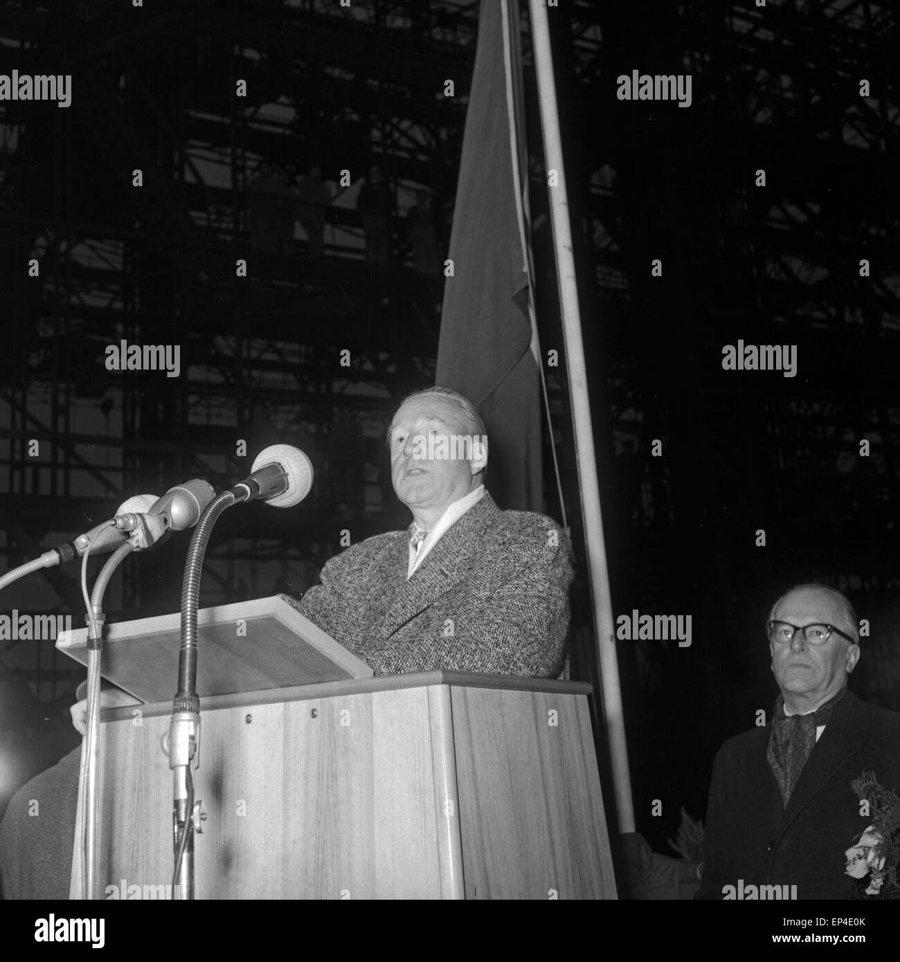 Des Tankschiffs Stapellauf Rede zum Esso "Stuttgart' bei den Howaldtswerken Deutsche Werft AG à Hambourg, Deutschland 1950 er Jah Banque D'Images