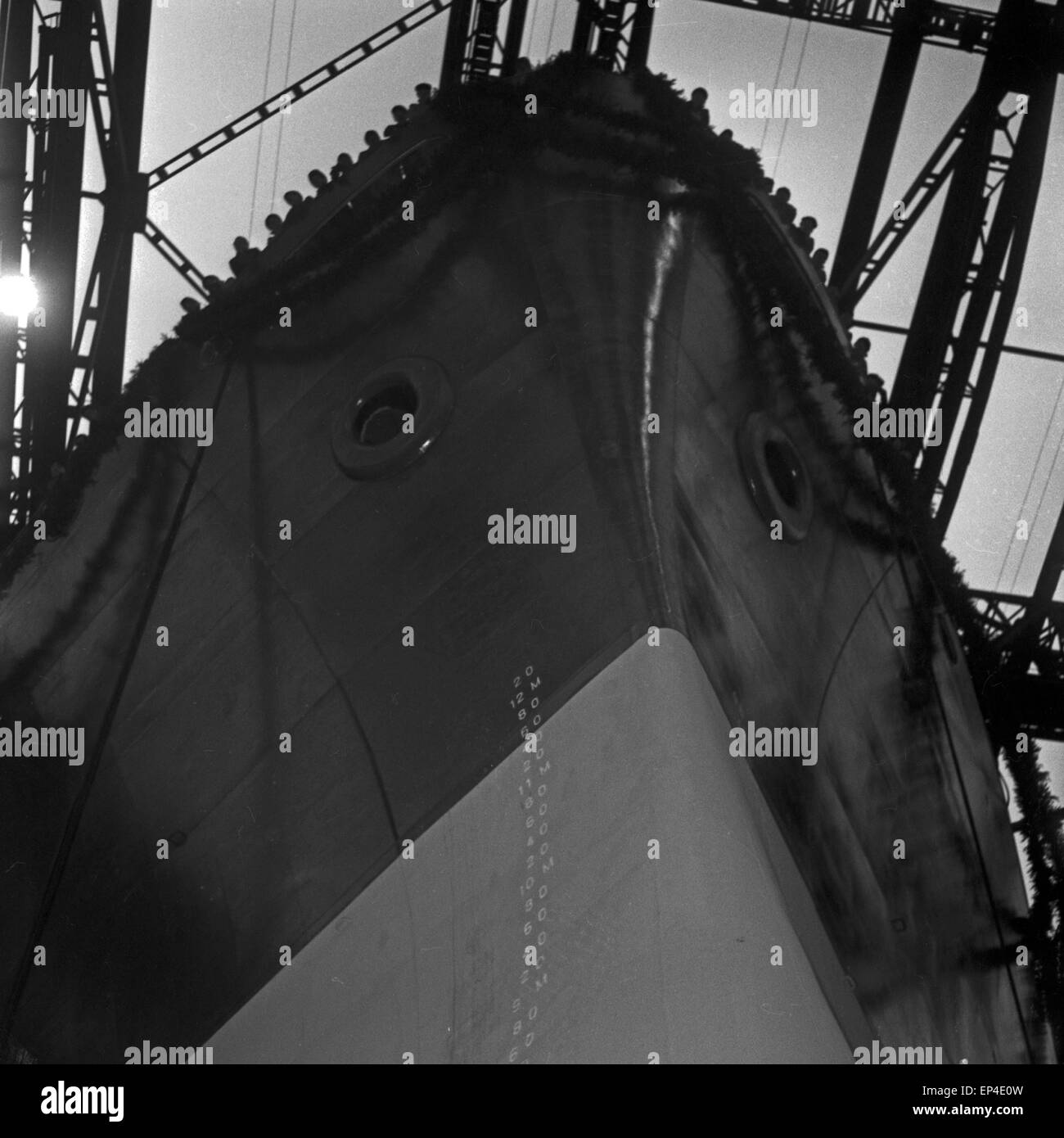Des Stapellauf Tankschiffs «Stuttgart Esso' bei den Howaldtswerken Deutsche Werft AG à Hambourg, Deutschland 1950 er Jahre. Vête Banque D'Images