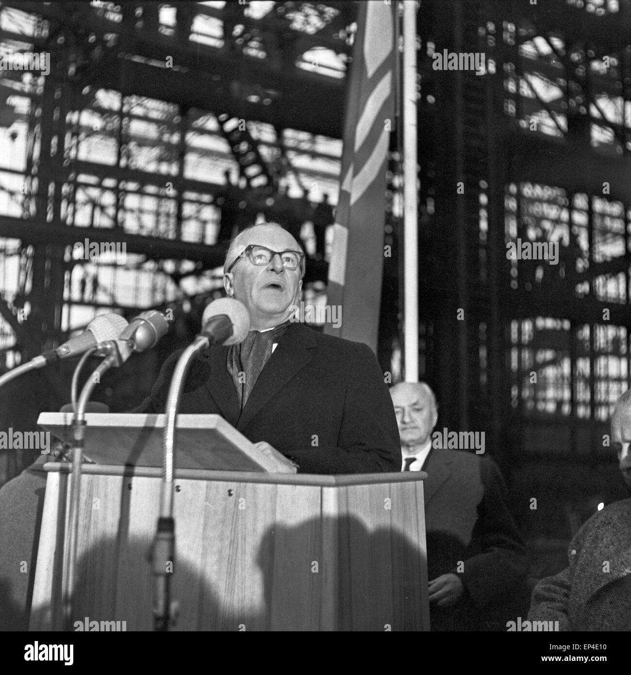 Des Tankschiffs Stapellauf Rede zum Esso "Stuttgart' bei den Howaldtswerken Deutsche Werft AG à Hambourg, Deutschland 1950 er Jah Banque D'Images