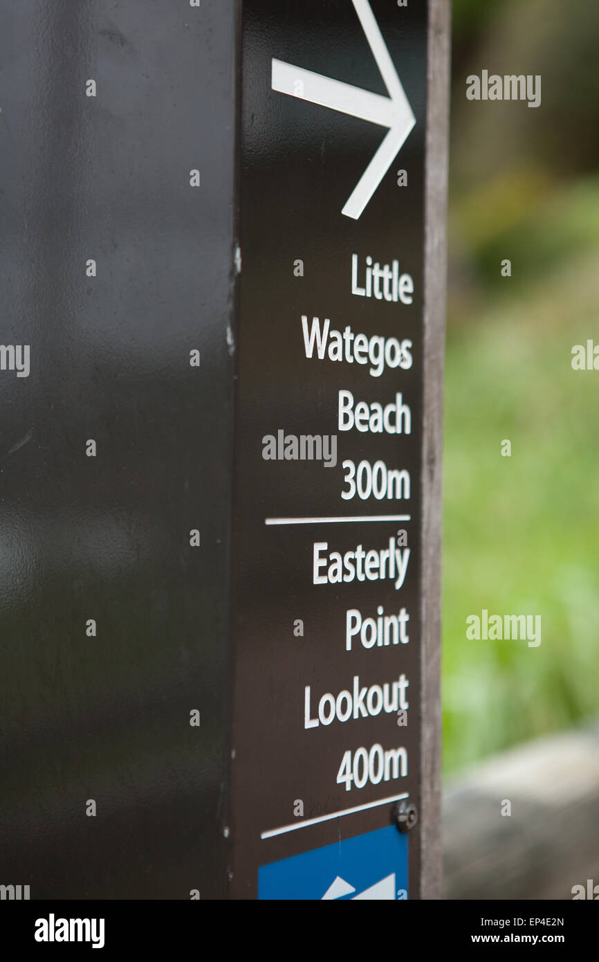 Un poteau de signalisation indiquant point le plus à l'Australie et plage de Wategos. Banque D'Images