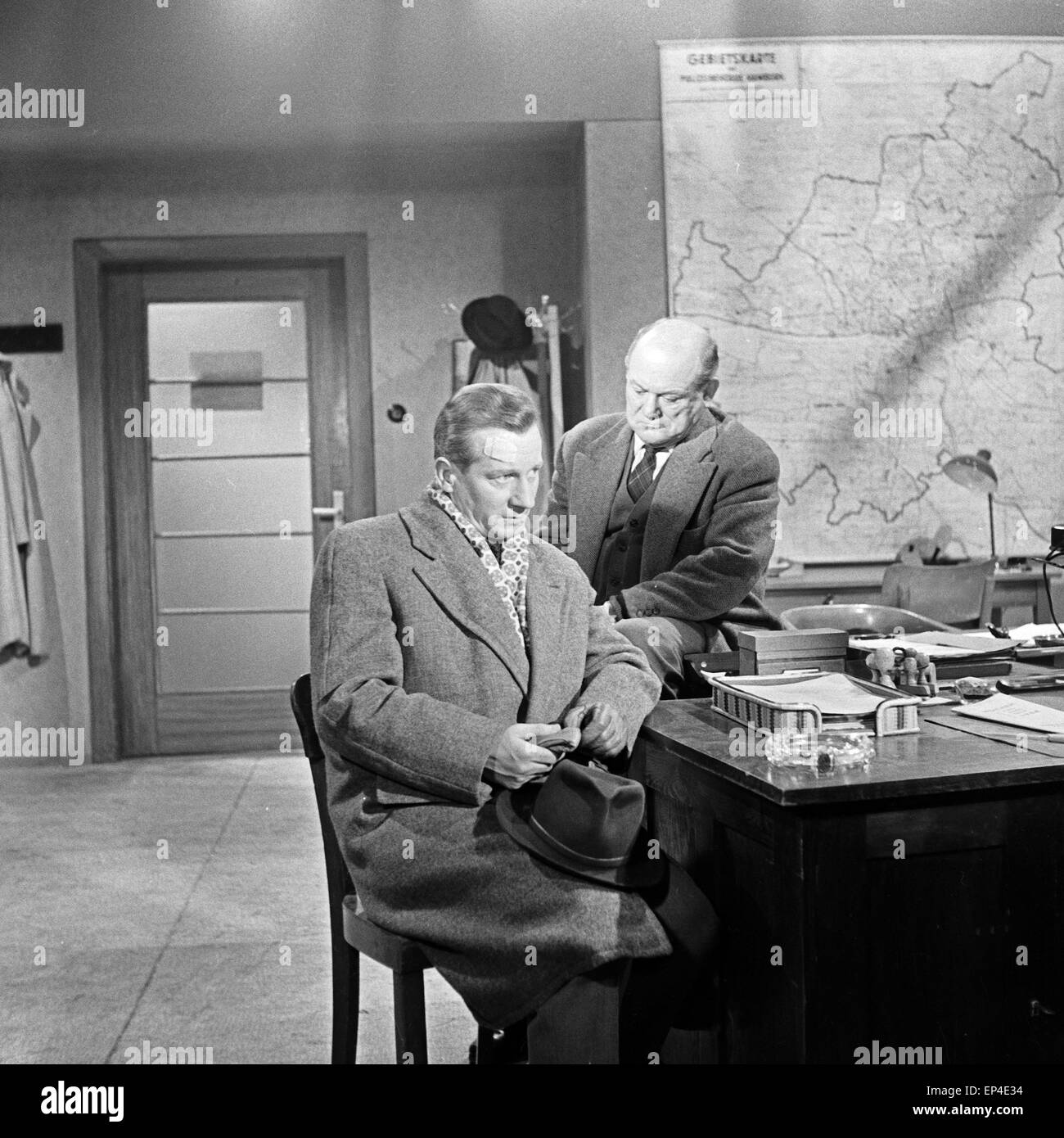 Szenenfoto aus der Folge "unter Verdacht echs' aus der Krimiserie tahlnetz «', Deutschland 1958, Regie : Jürgen Roland, Darstell Banque D'Images