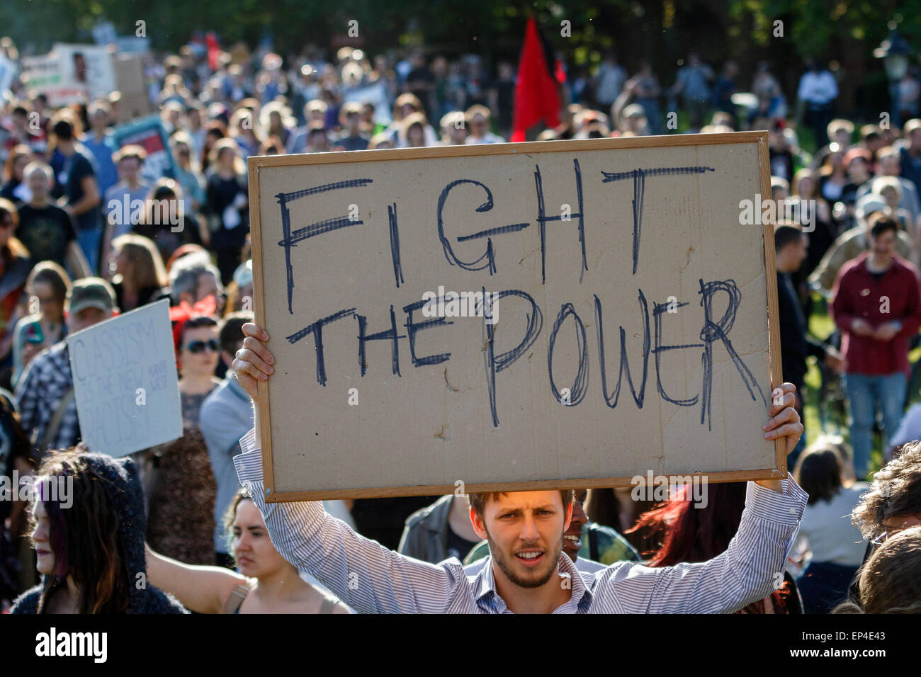 Bristol, Royaume-Uni, le 13 mai, 2015. Un manifestant anti-austérité contient jusqu'au cours de l'étiquette Pas de réductions de protestation à Bristol. Banque D'Images