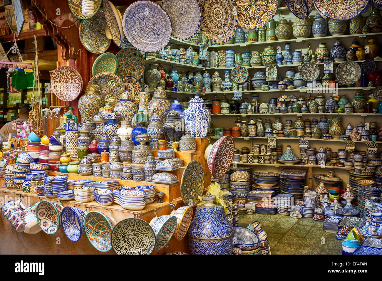 Fès, Souk à Medina, peinture à la main les produits céramiques. Maroc Banque D'Images