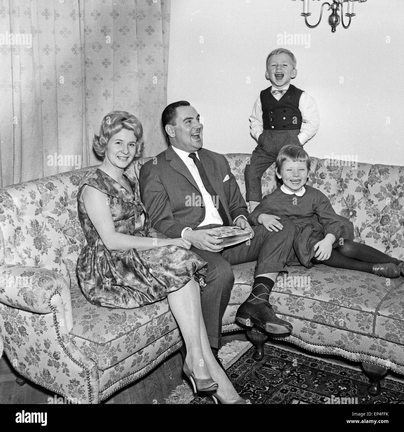 Eine Familie in Ihrem Wohnzimmer, Deutschland 1960 er Jahre. Une famille dans leur salon, l'Allemagne des années 1960. Banque D'Images