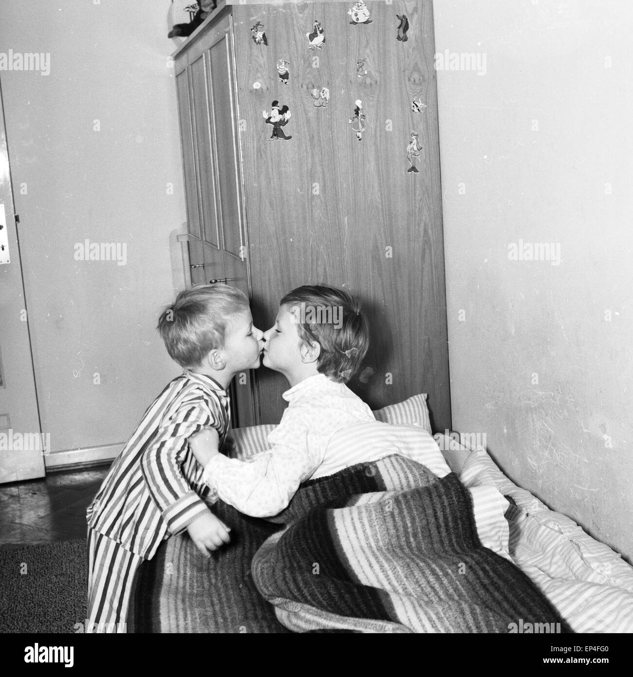 Zwei Kinder beim Gute Nach Kuss, Deutschland 1960 er Jahre. Deux enfants baisers bonne nuit, l'Allemagne des années 1960. Banque D'Images