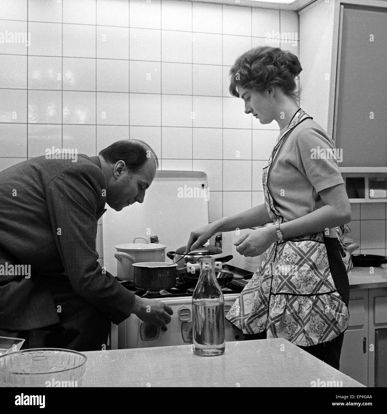 Journaliste und der Publizist Holger Hofmann beim Kochen in Hamburg,  Deutschland 1960 er Jahre. Journaliste et éditeur Holger Hofma Photo Stock  - Alamy