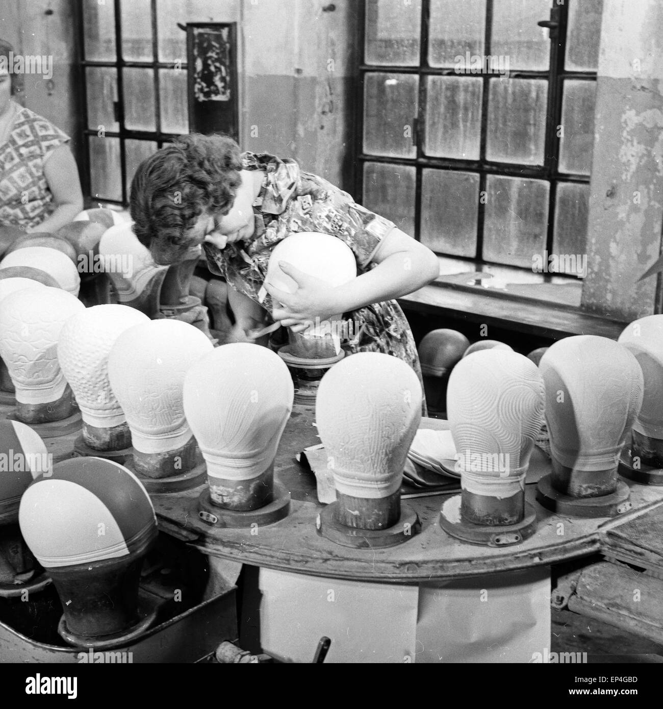 Von der Arbeiterin dans Gummiwerke Fabrikhalle Phoenix à Hambourg Harburg, Deutschland 1960 er Jahre. Travailleur féminin à la Phénicie Banque D'Images