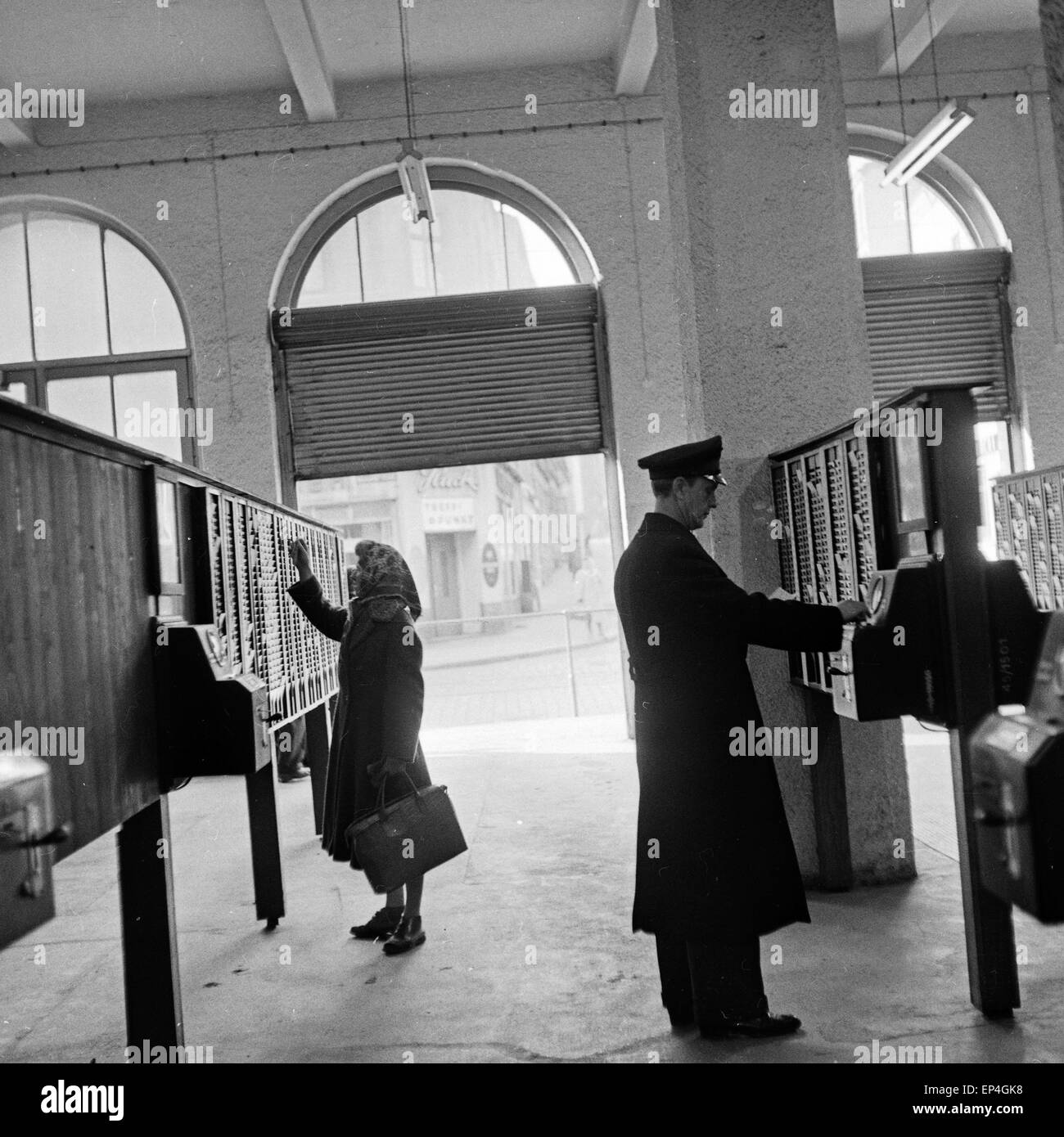 An der Arbeiter der Stechuhr Gummiwerke Phoenix à Hambourg Harburg, Deutschland 1960 er Jahre. Les travailleurs de la présence de l'horloge Banque D'Images