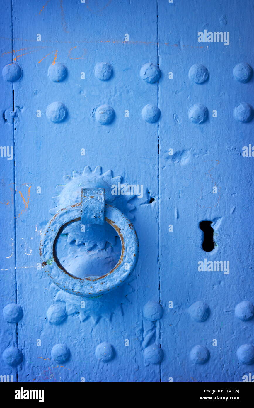 Chefchaouen (Chaouen) - porte a été peint en bleu, couleur de Maroc Banque D'Images