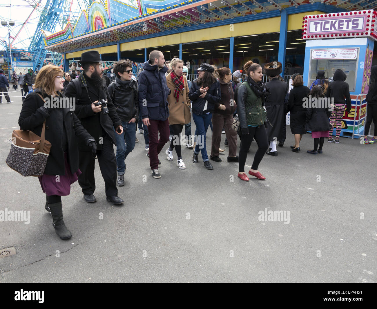 Des gens de toute origine profiter de jour à Coney Island à Brooklyn, New York. Banque D'Images