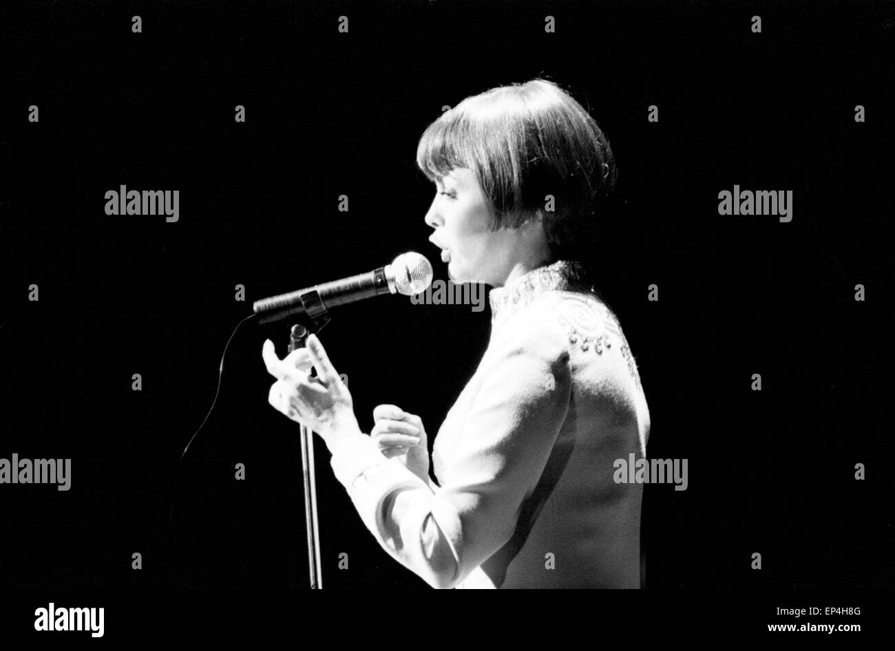 Französische Sängerin Mireille Mathieu singt bei einem Konzert in Hamburg, Deutschland Anfang 1970 er Jahre. Banque D'Images