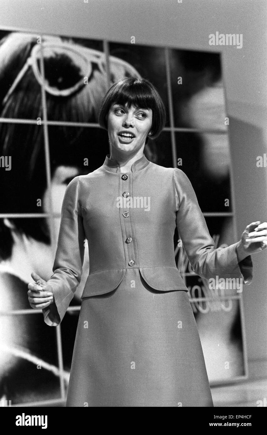 Französische Sängerin Mireille Mathieu singt in einer Fernsehshow à Hamburg, Deutschland Anfang 1970 er Jahre. Banque D'Images