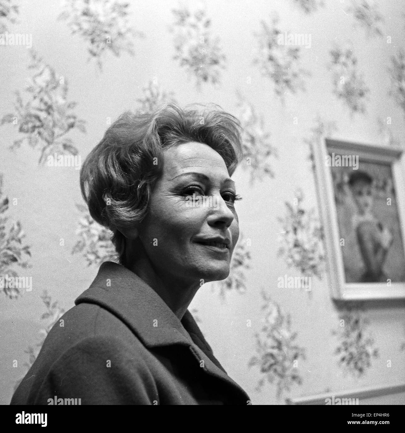 Zum Dreharbeiten Fernsehspiel 'Claudia', Deutschland 1960 er Jahre. Acteurs allemands à l'ensemble de TV film 'Claudia', Allemagne 1960 Banque D'Images Zum Dreharbeiten Fernsehspiel 'Claudia', Deutschland 1960 er Jahre. Acteurs allemands à l'ensemble de TV film 'Claudia', Allemagne 1960 Banque D'Images