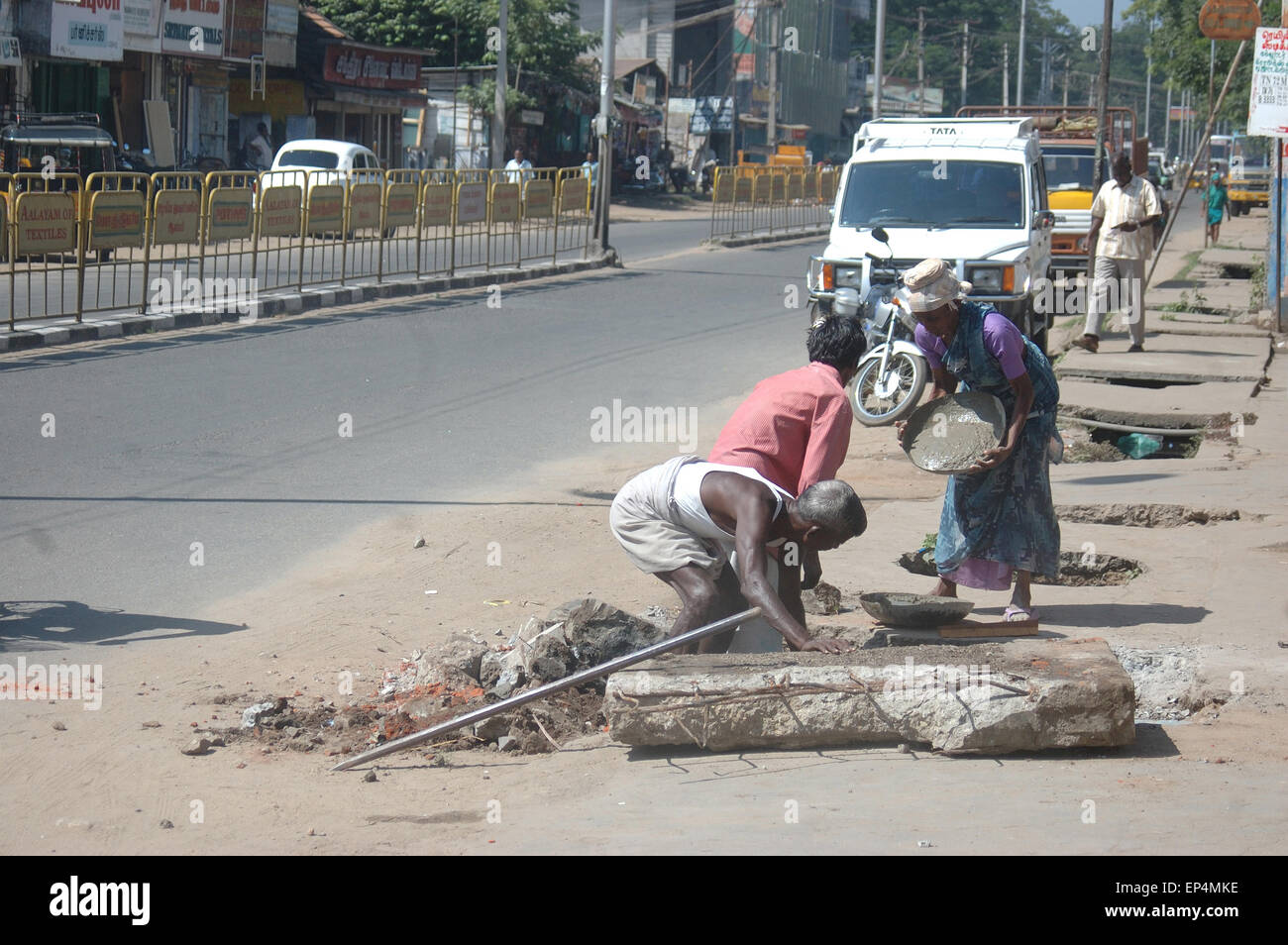 TAMIL Nadu, Inde, vers 2009 : une femme non identifiée porte un seau de ciment pour la réfection des routes, vers 2009 au Tamil Nadu Banque D'Images