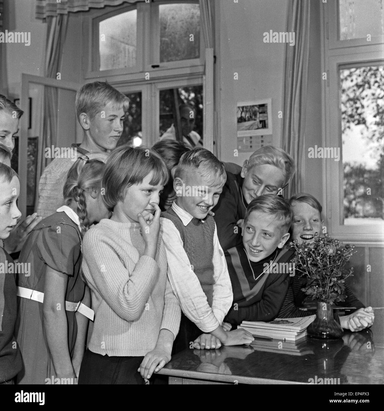 Neugierig warten die Kinder am Fenster vom Schulgebäude dans Lüdersbüttel im Kreis Norderdithmarschen dans Schleswig Holstein suis Tag Banque D'Images