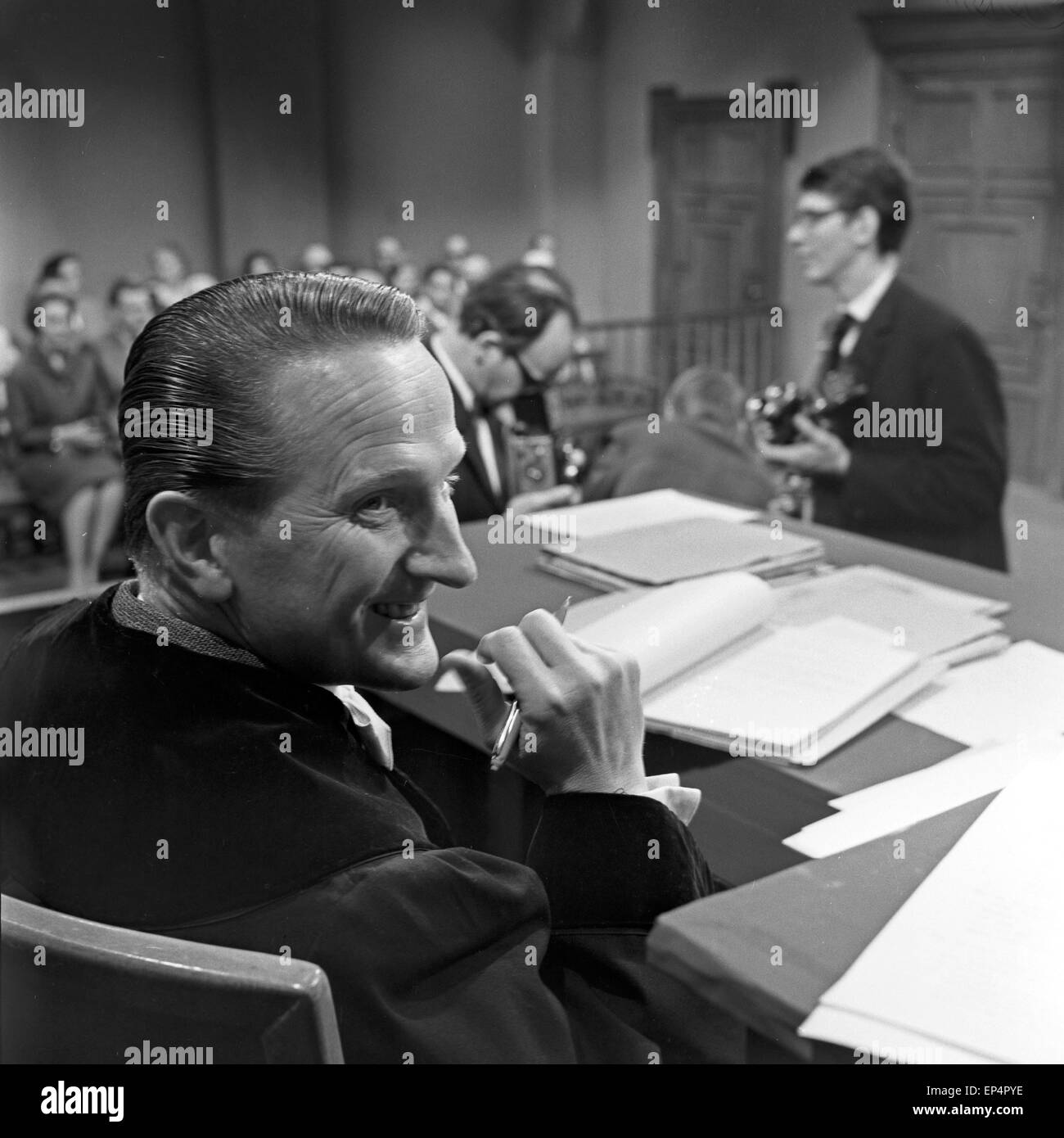 Fernsehgericht Fernsehserie Das tagt, Deutschland, 1961 - 1978, Folge : Testamentsfälschung, Deutschland 1960 er Jahre. Banque D'Images