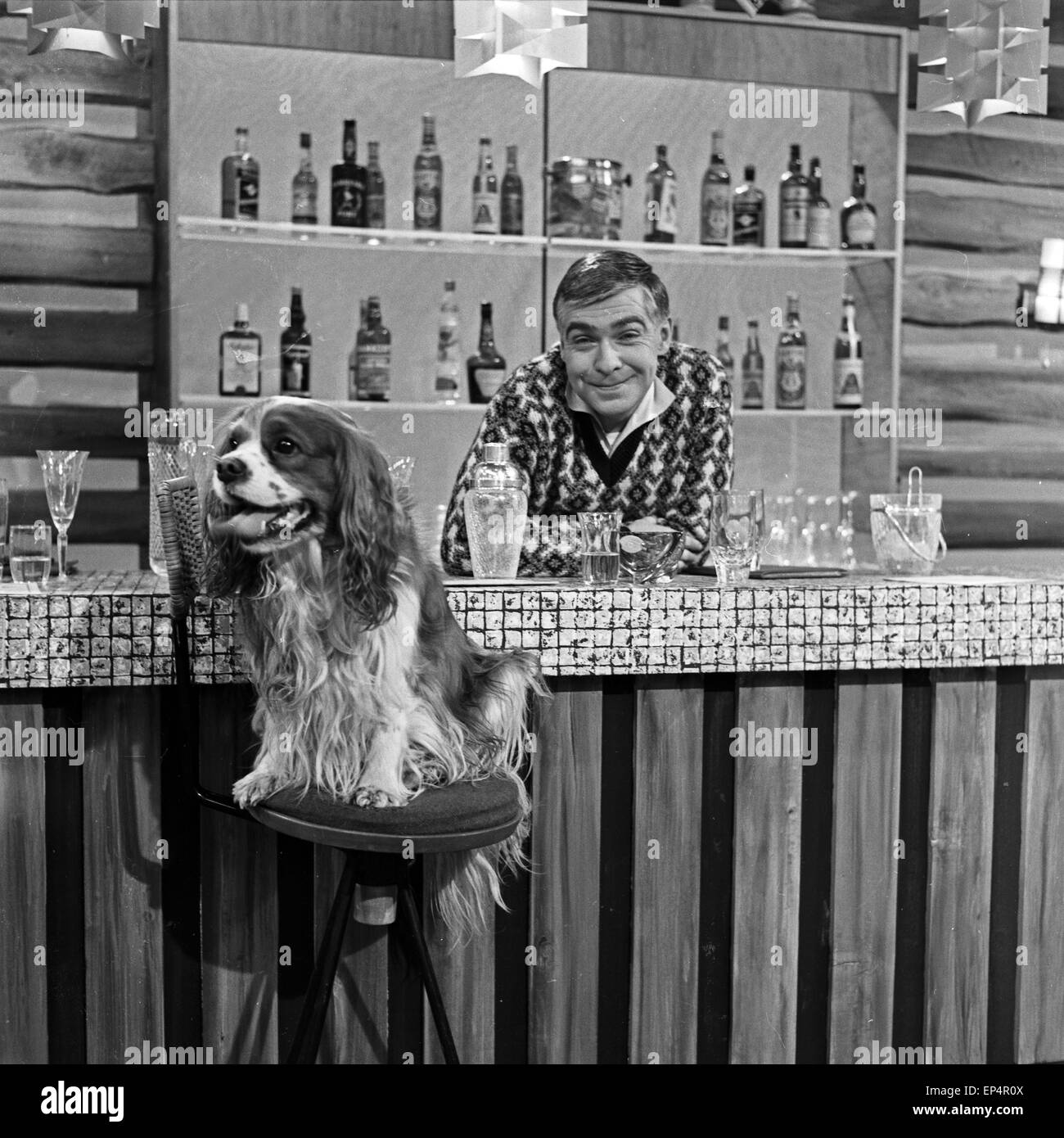 Musiksendung 'Musik für Millionen" mit dem Schlagersänger Bully Buhlan und seinem Hund, Deutschland 1960 er Jahre. TV music show Banque D'Images