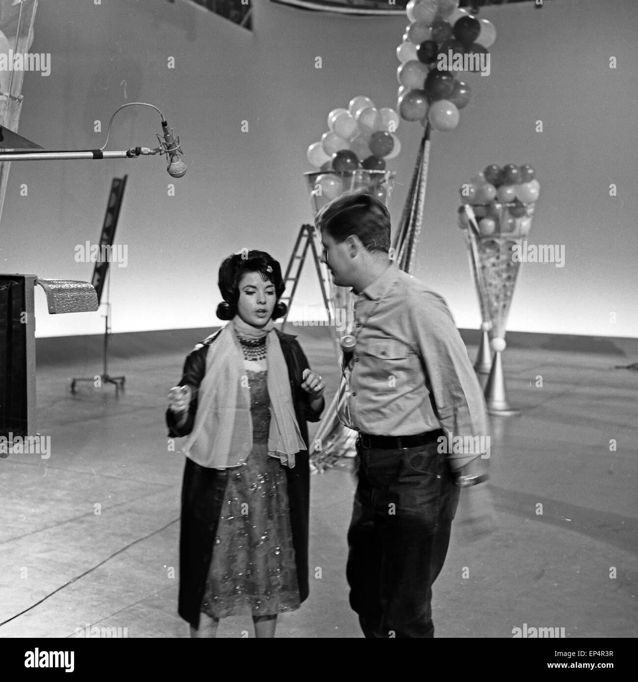 Die große Show zu Silvester 1961/62 des NDR, Gaststar : Sängerin Audrey Arno, Deutschland 1960 er Jahre. L'un grand divertissement Banque D'Images