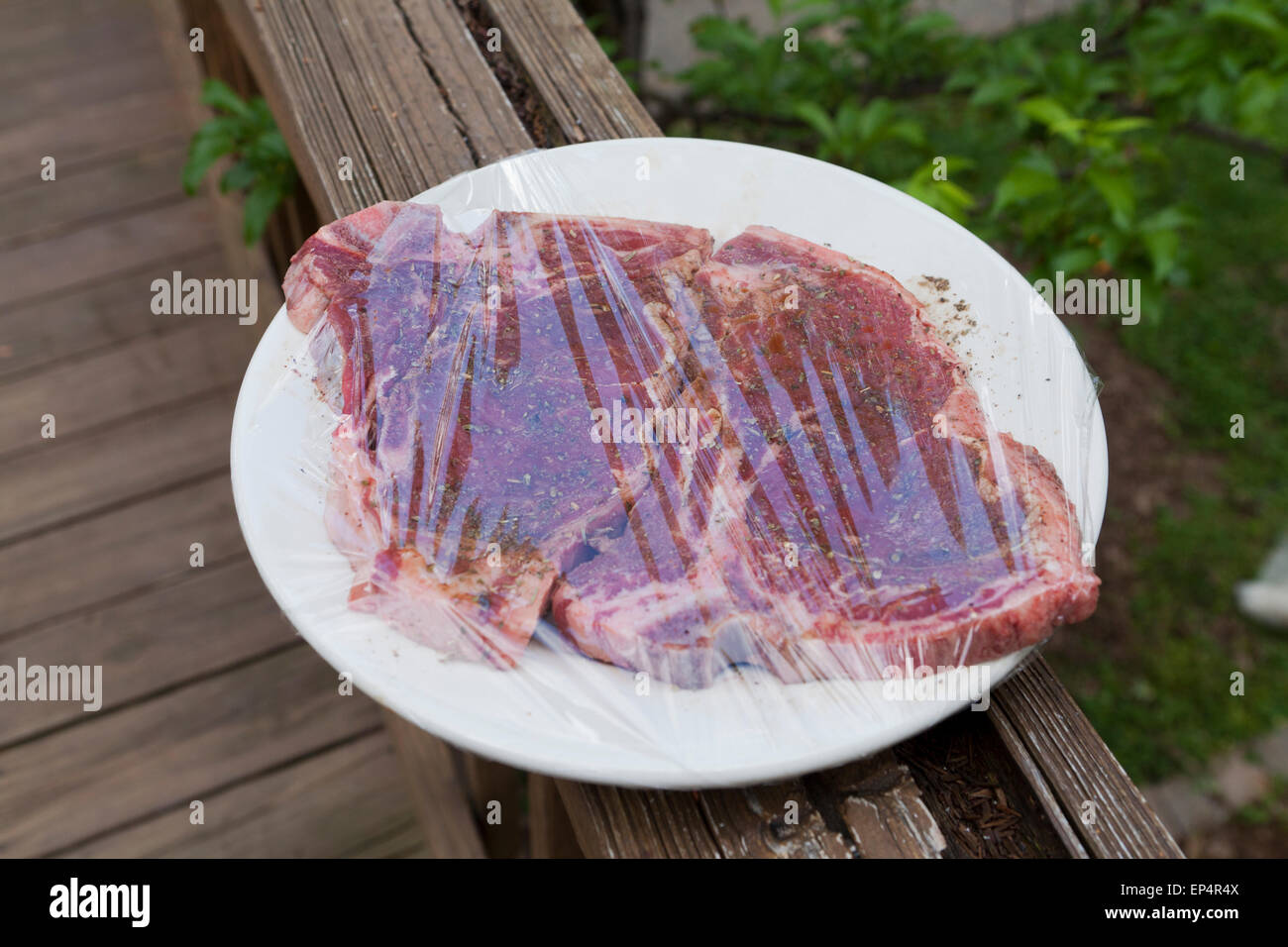 Steak de boeuf cru enveloppés et faire mariner - USA Banque D'Images