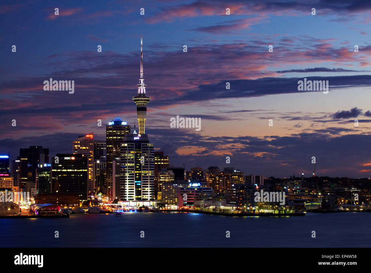 Auckland, Sky Tower et le port de Waitemata, île du Nord, Nouvelle-Zélande Banque D'Images