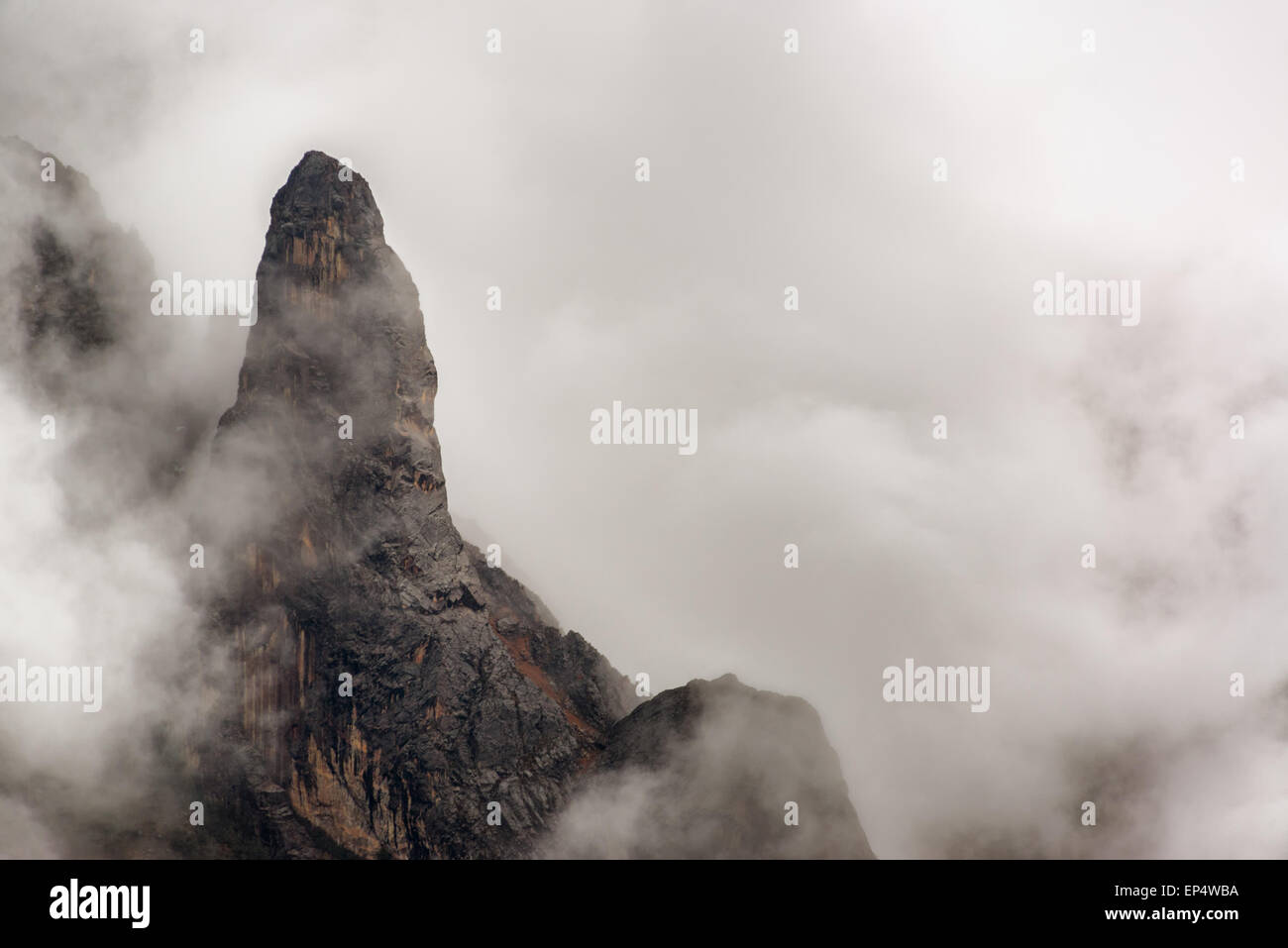 Vue sur montagnes des Andes couvert de nuages et brouillard près de Huaraz, Pérou Banque D'Images