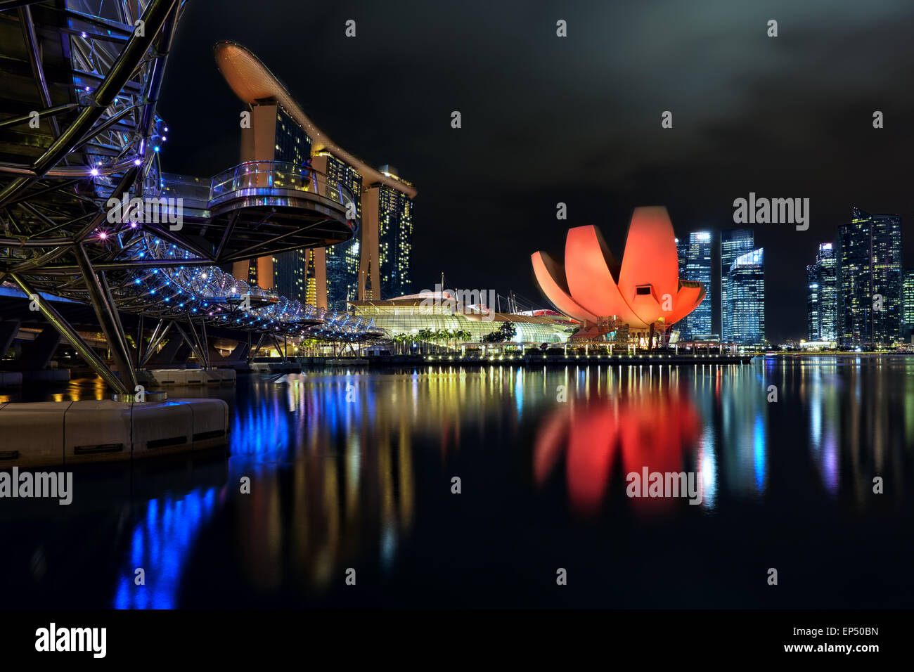L'Helix bridge, Marina Bay Sands et musée ArtScience Banque D'Images