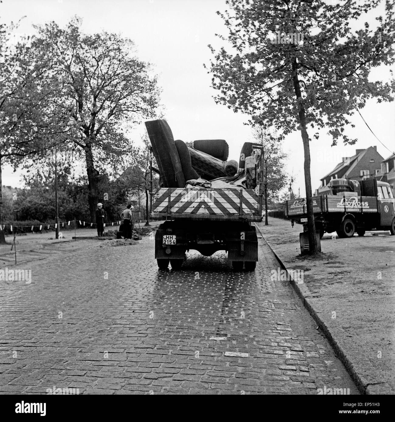 Ein LKW, beladen mit alten canapés, auf dem Weg zum Sperrmüll dans Hamburg, Deutschland 1960 er Jahre. Un camion, chargé avec de vieux sofas Banque D'Images