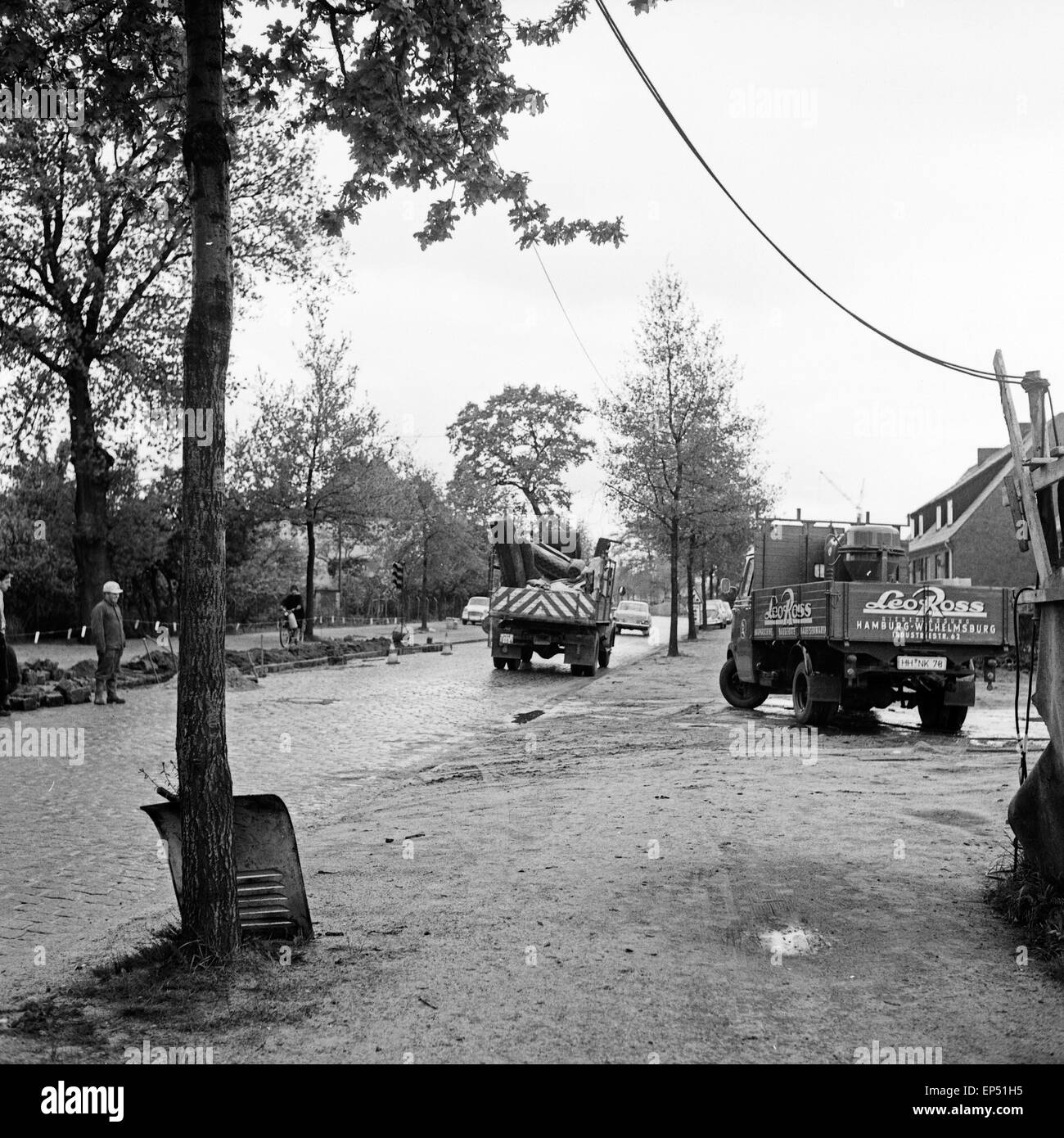 Ein LKW, beladen mit alten canapés, auf dem Weg zum Sperrmüll dans Hamburg, Deutschland 1960 er Jahre. Un camion, chargé avec de vieux sofas Banque D'Images