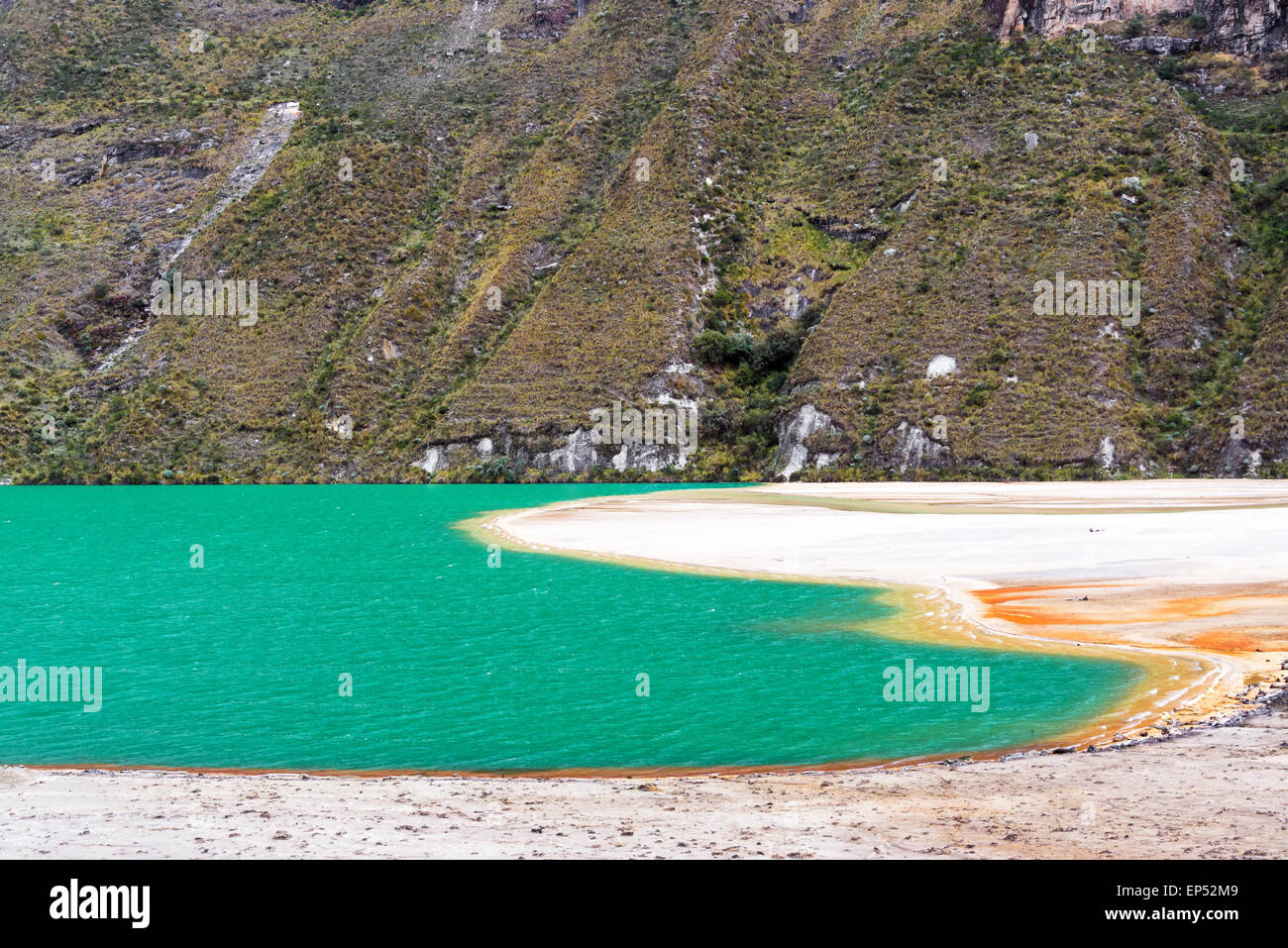 Beau lac turquoise dans les Andes près de Huaraz, Pérou Banque D'Images