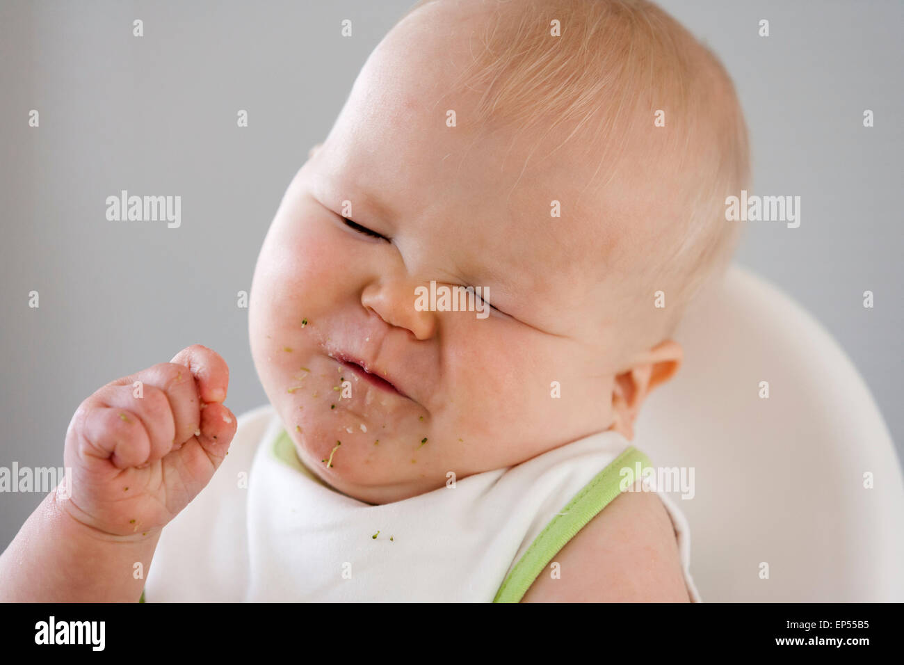 Baby Boy a eu suffisamment de nourriture et l'affiche avec une expression de dégoût Banque D'Images