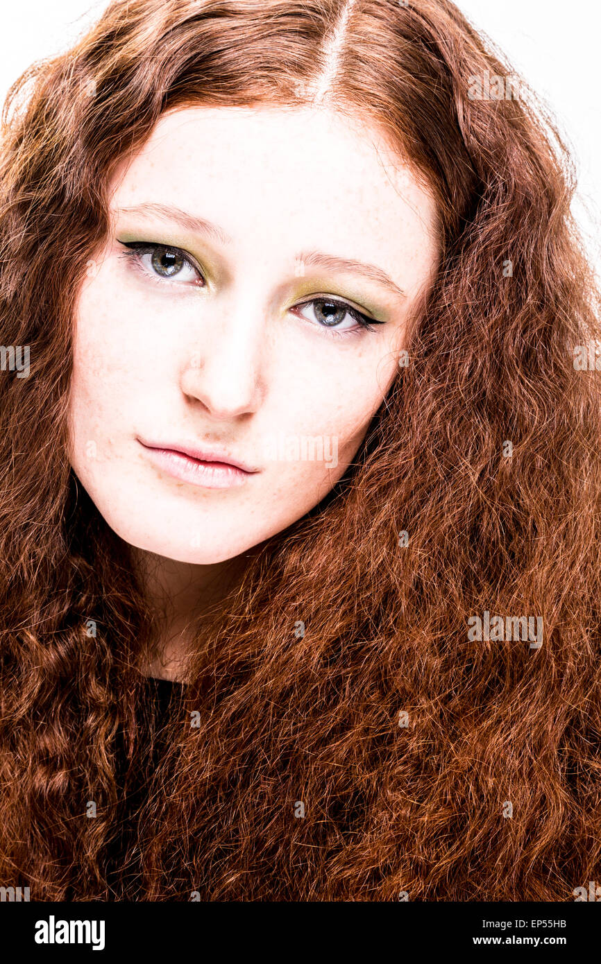 Portrait d'une jeune femme aux cheveux rouges à la grave. Banque D'Images