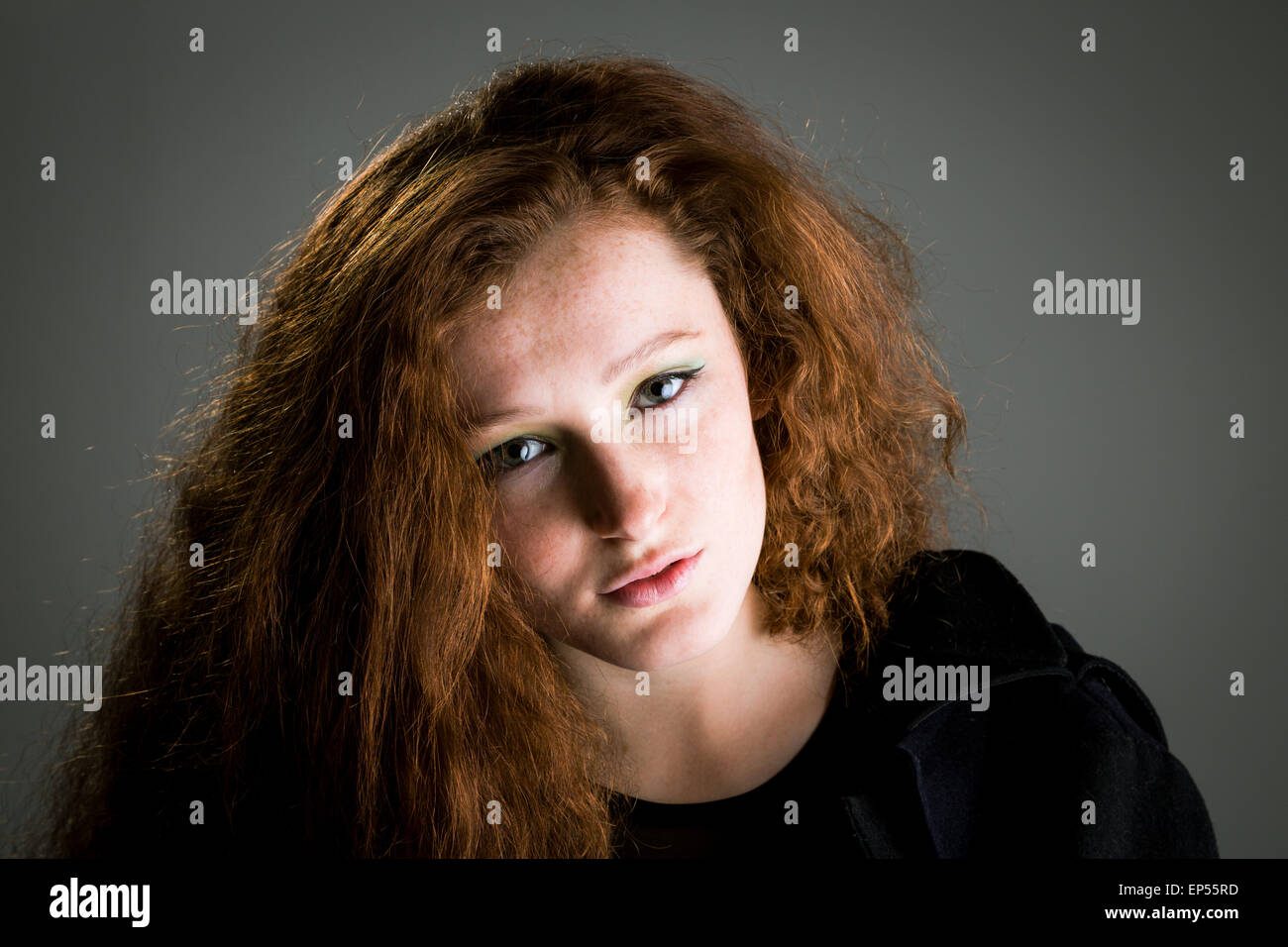 Portrait d'une jeune femme aux cheveux rouges. Banque D'Images