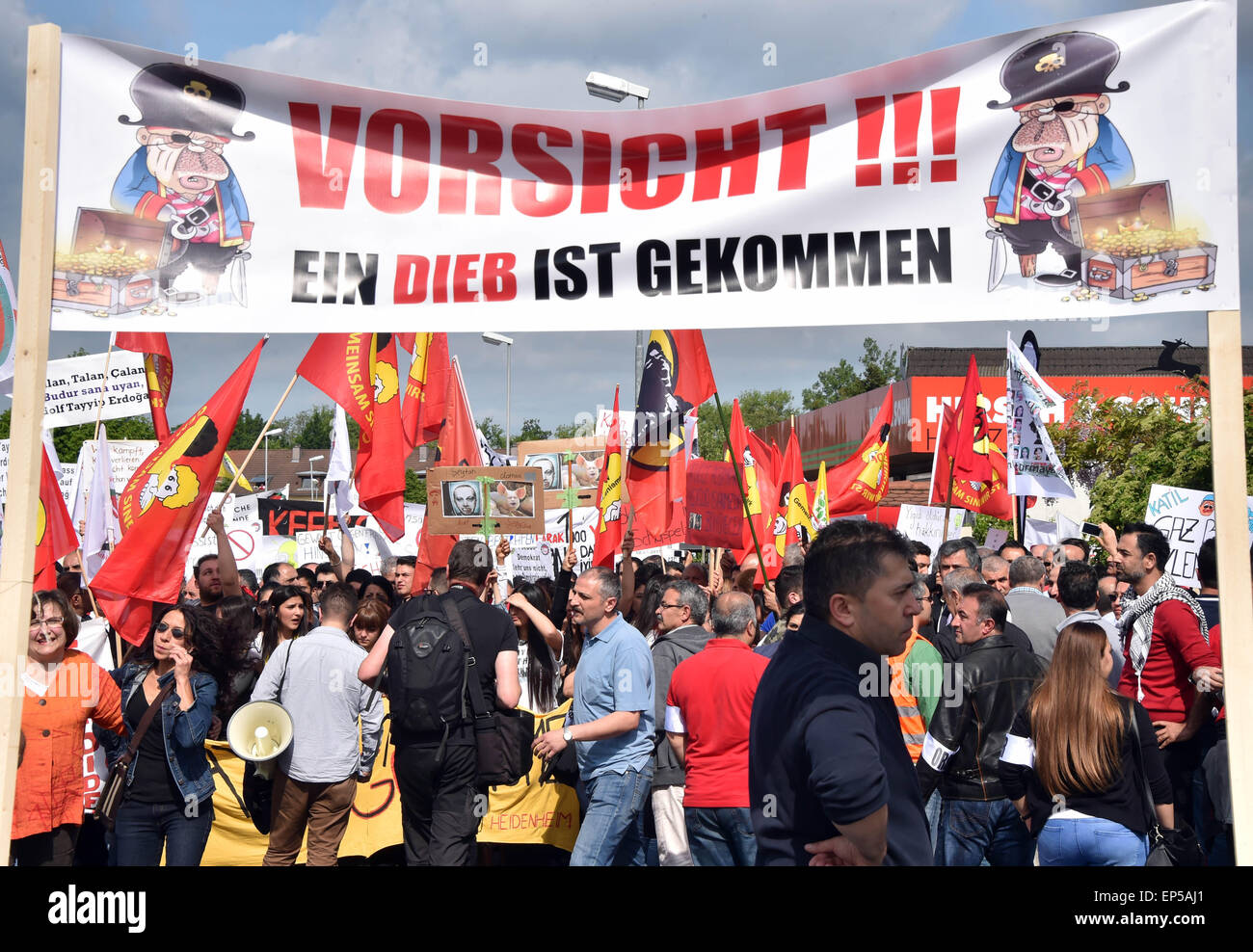 Portant des banderoles et des signes écrits avec, entre autres, "Attention ! ! ! Un voleur est venu !" de nombreuses personnes manifester contre un événement avec le Président turc, Recep Tayyip Erdogan, à Karlsruhe, Allemagne, 10 mai 2015. Plusieurs personnes ont été blessées dans des affrontements entre partisans et adversaires du Président turc Recep Tayyip Erdogan en amont d'une visite du chef de l'Etat turc de la ville allemande de Karlsruhe. La visite controversée est facturé comme une rencontre avec les groupes de jeunes mais est largement considéré comme un arrêt de la campagne de l'avant des élections parlementaires en Turquie le 07 juin. Selon les organisateurs, Banque D'Images