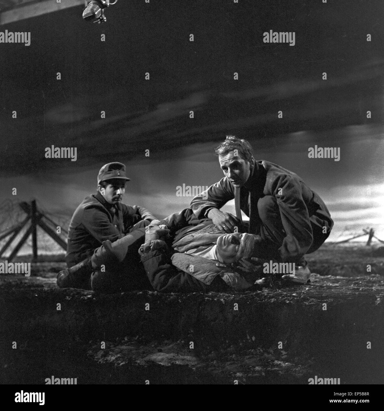 Stalingrad, Fernsehspiel, Deutschland 1963, Regie : Gustav Burmester, acteurs : Hanns Lothar (rechts), Wolfgang Völz (liegend) Banque D'Images