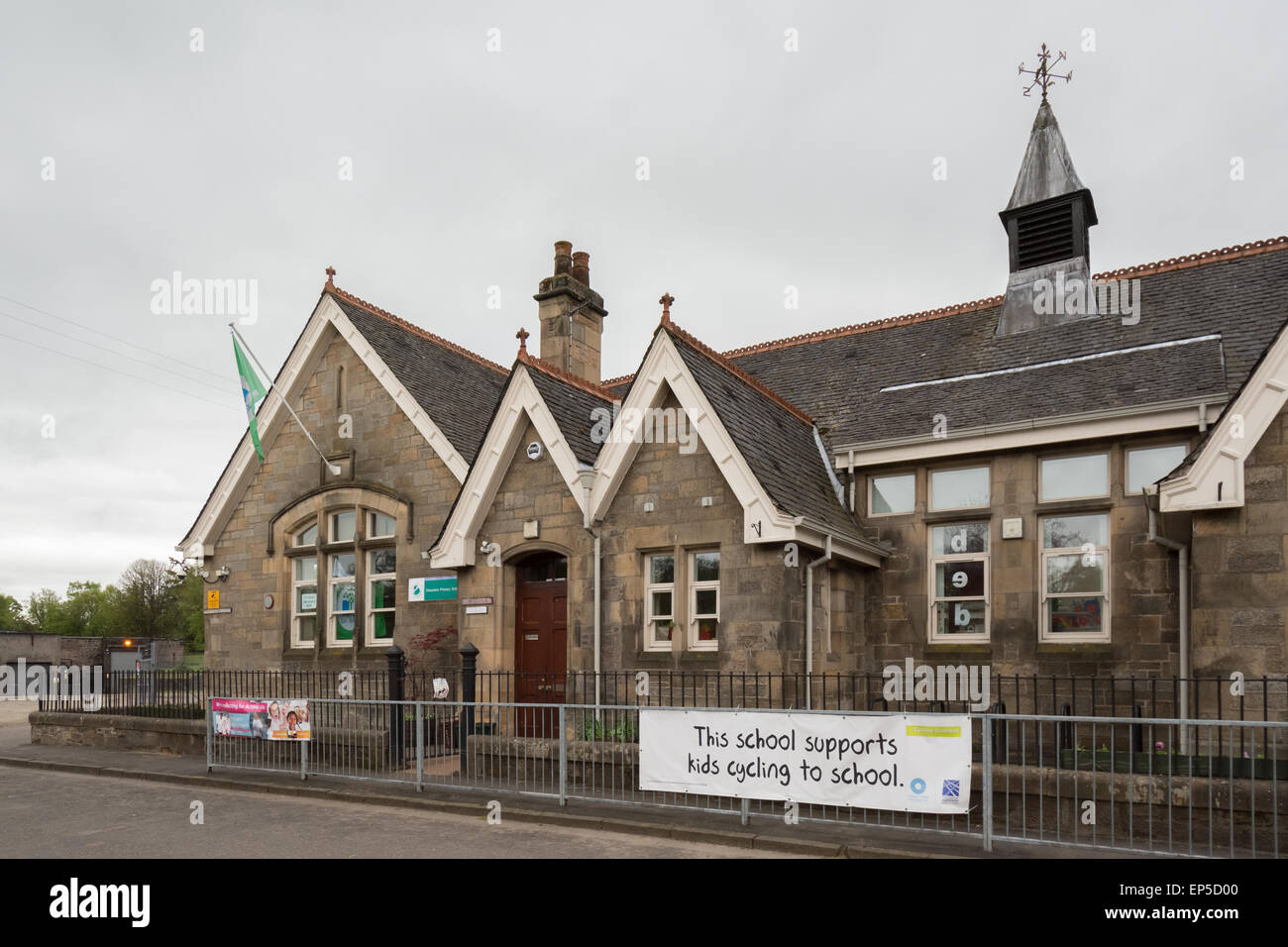 Deanston école primaire, Perth, Écosse - construite en 1897 - avec environ 24 élèves Banque D'Images