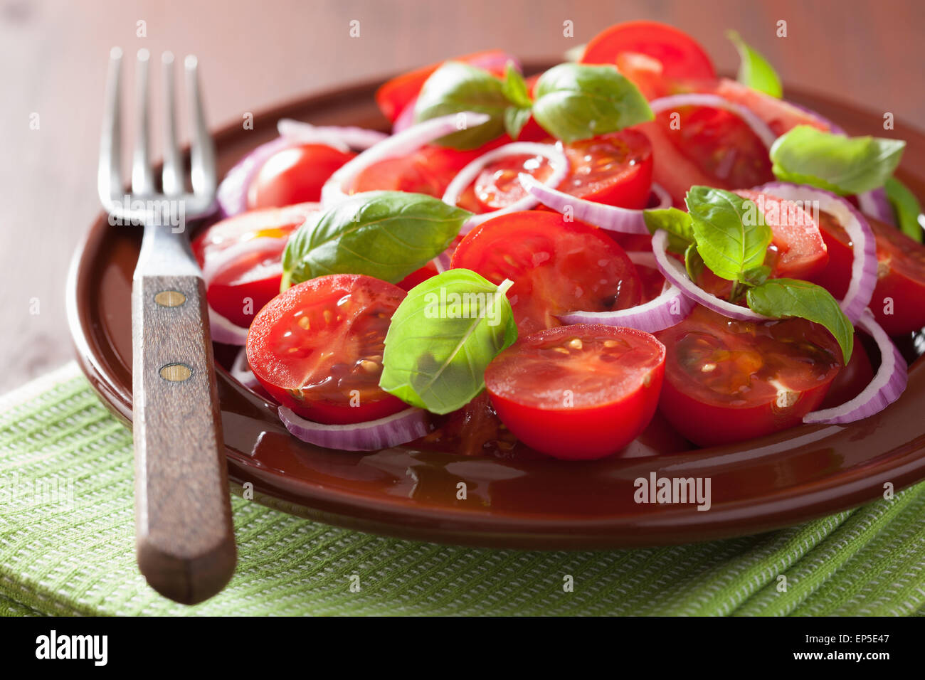 Salade de tomates en bonne santé avec le basilic oignon huile d'olive et vinaigre balsamique Banque D'Images