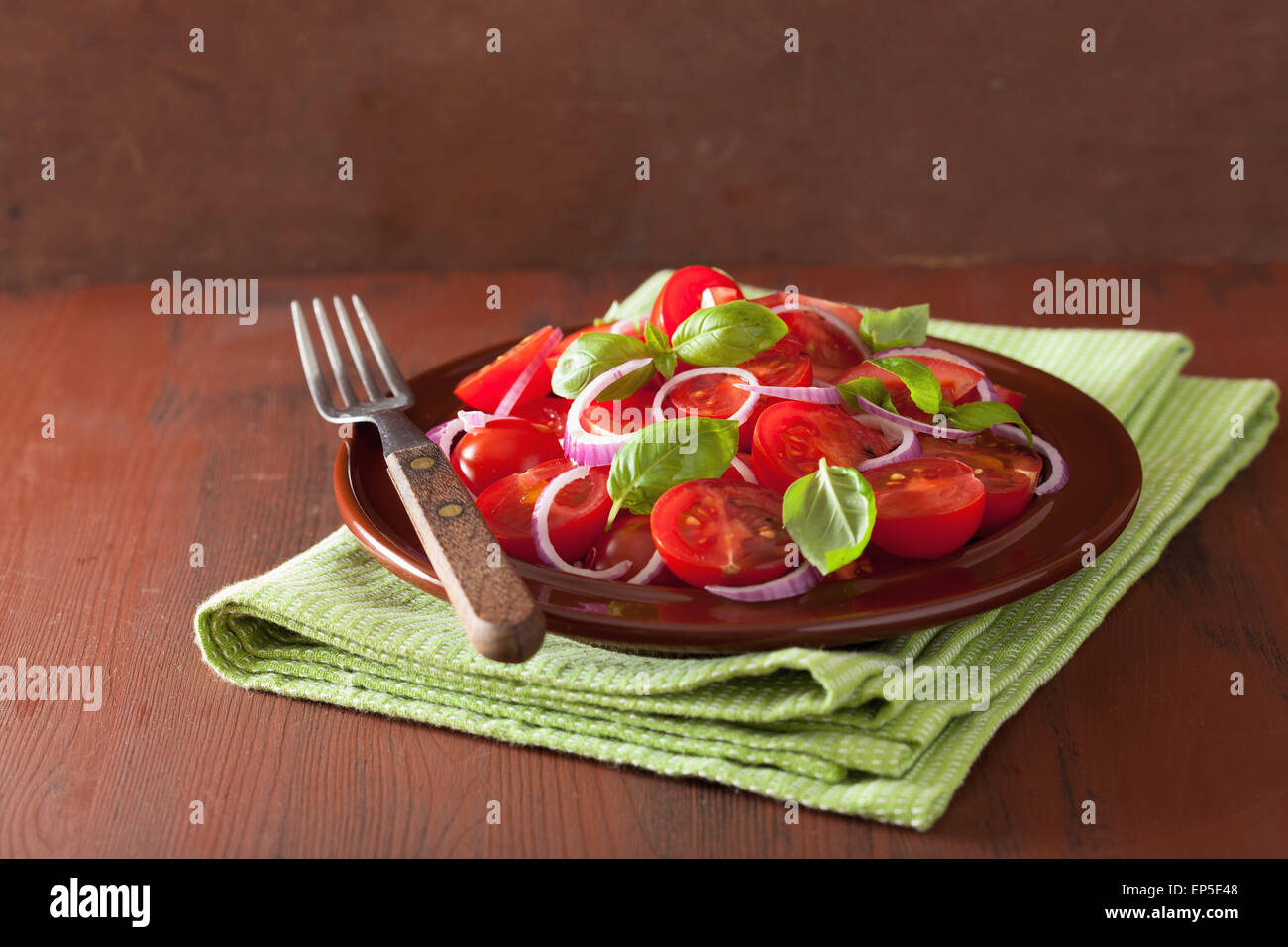 Salade de tomates en bonne santé avec le basilic oignon huile d'olive et vinaigre balsamique Banque D'Images