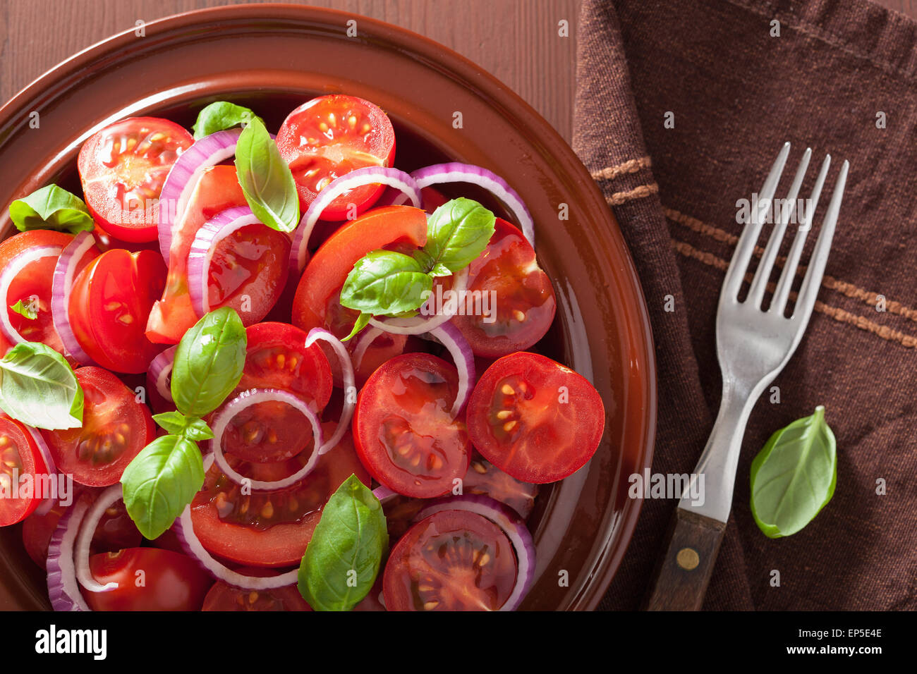 Salade de tomates en bonne santé avec le basilic oignon huile d'olive et vinaigre balsamique Banque D'Images