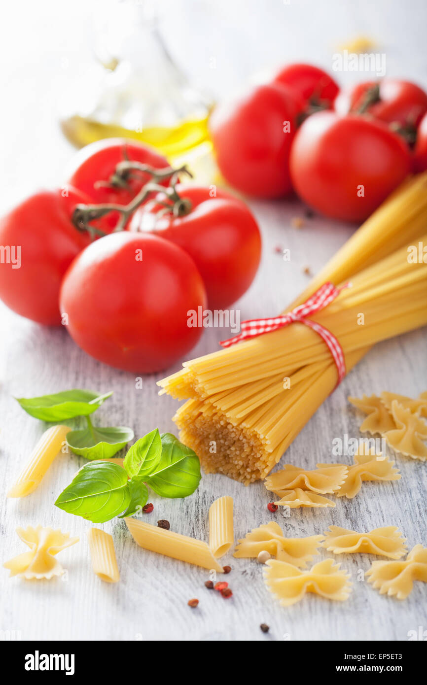 Pâtes crues tomates huile d'olive la cuisine italienne. Banque D'Images