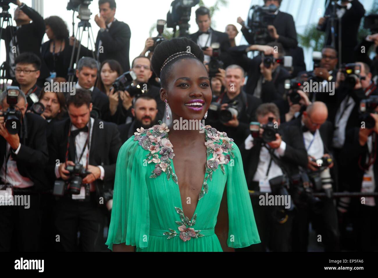 Cannes, France. 13 mai, 2015. L'actrice Lupita Nyong'o assiste à la première de Standing Tall lors de l'ouverture de la 68e Assemblée annuelle du Festival du Film de Cannes au Palais des Festivals de Cannes, France, le 13 mai 2015. Dpa : Crédit photo alliance/Alamy Live News Banque D'Images